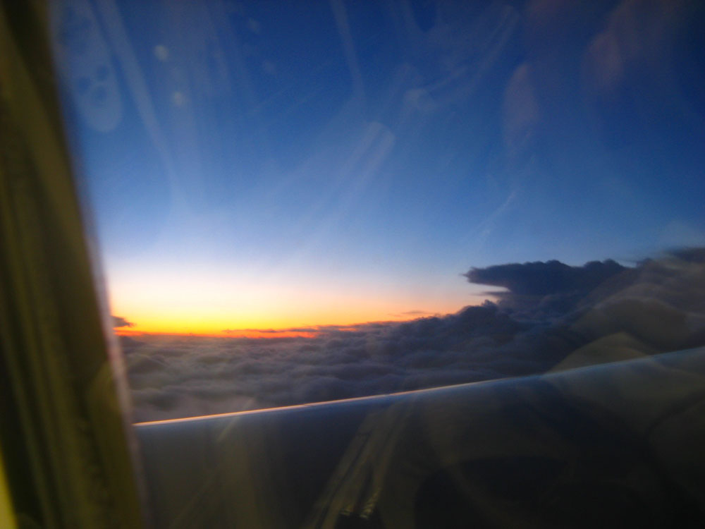 tramonto dall'oblo dell'aereo